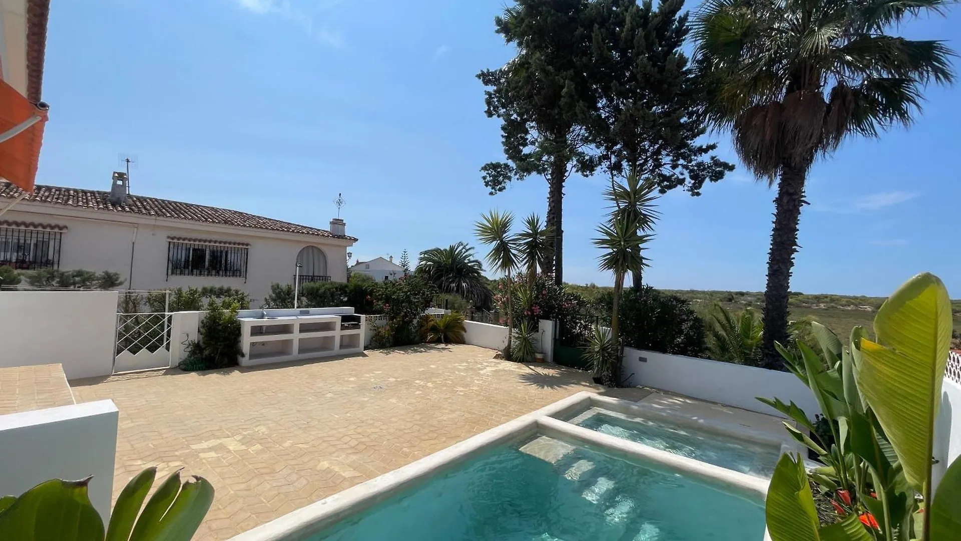 Chalet En Primera Linea De Una Planta Con Piscina Privada Y Acceso Directo A La Playa contacts