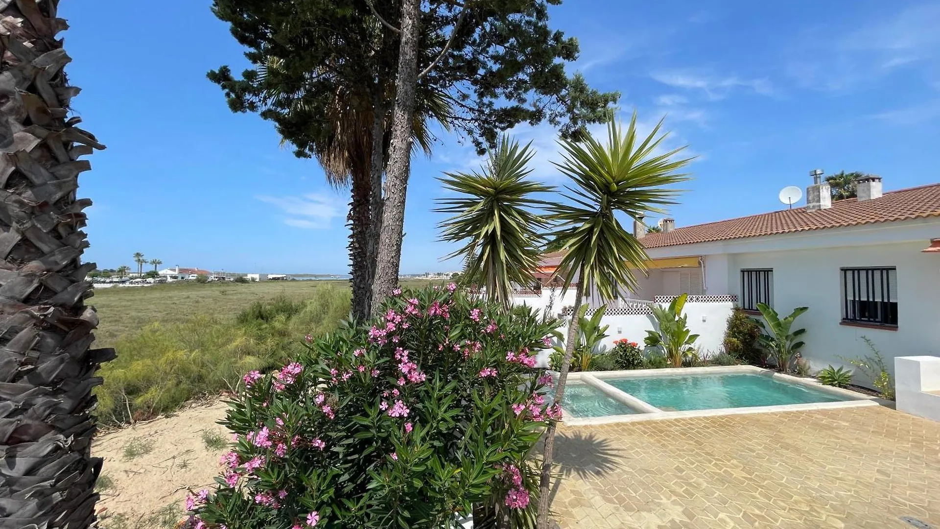 Chalet En Primera Linea De Una Planta Con Piscina Privada Y Acceso Directo A La Playa El Rompido